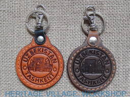 Кожаные брелки ручной работы.