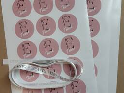 Stikerlar, dekallar, o'z-o'zidan yopishtiruvchi vositalar - ishlab chiqarish, buyurtma asosida ishlab chiqarish