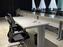 Офисные столы и стулья в отличном состоянии