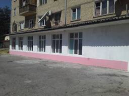 В городе Чирчик продается магазин на первом этаже вдоль центральной улицы
