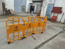 Жёлтые переносные ограждения “No Entry” / дорожные барьеры, пластиковы